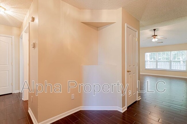 Building Photo - 305 Riello Dr