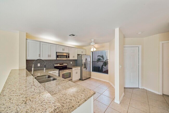 Building Photo - 1132 W Lakes Dr