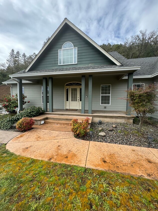 Primary Photo - Nice 4 bedroom 3 bath on Rock Drive 3 car ...