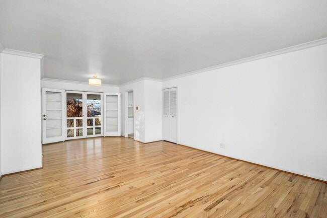 Foto del edificio - 2BD, 2BA Wellshire Home with Finished Basement and Attached 1-Car Garage