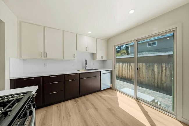 Building Photo - 6165 Severin Dr