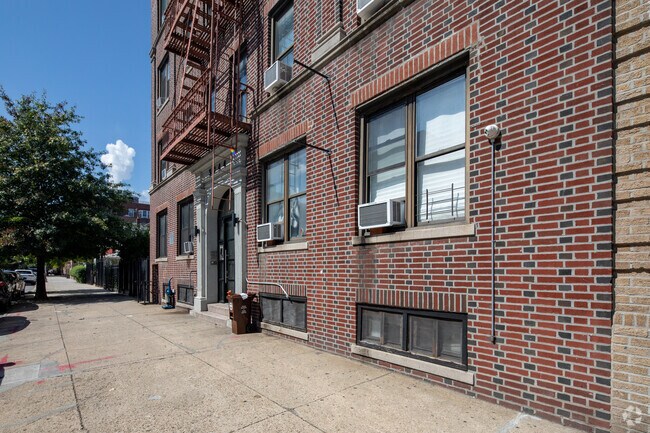 Building Photo - 3044 32nd St