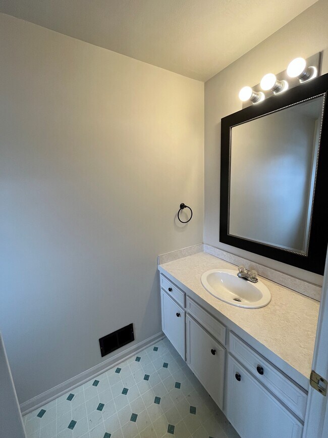 Adorable half bath - 3868 Port Sheldon St