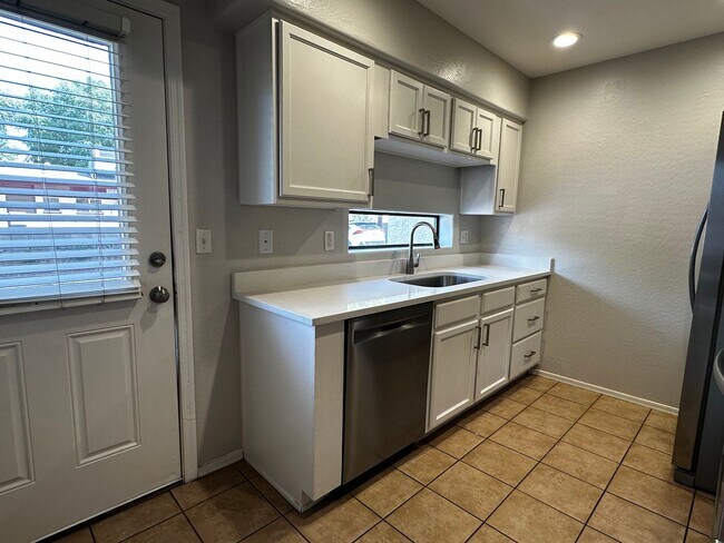 Foto del edificio - Great 2 Bedroom 2 Bathroom Gated Condo W C...