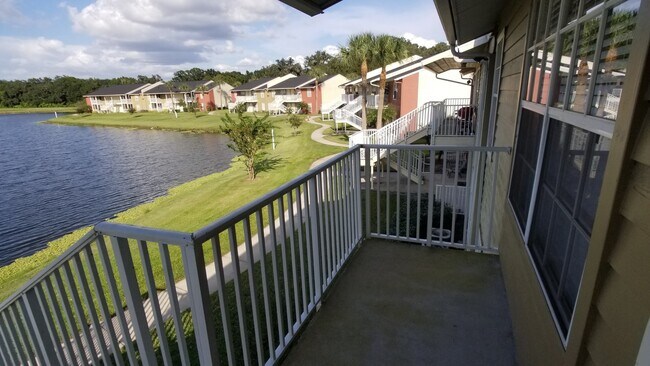 Foto del edificio - Lake Front - 2nd Floor - Upgraded- 1 Bedroom 1 Bathroom for Rent in Brandon, FL