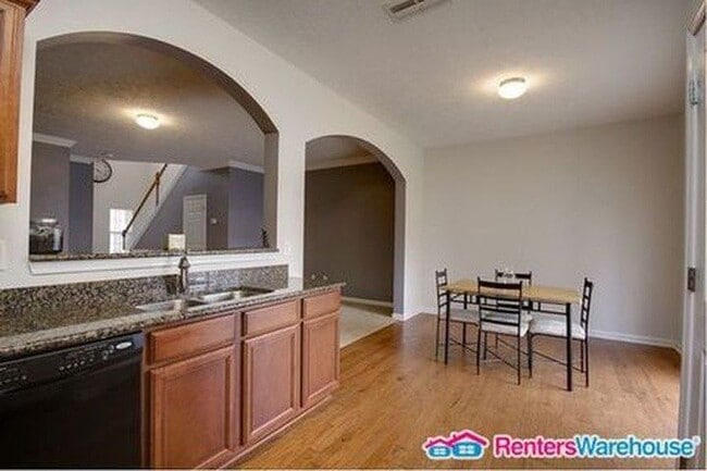 Building Photo - "Charming 3 Bedroom Townhouse for Rent in ...