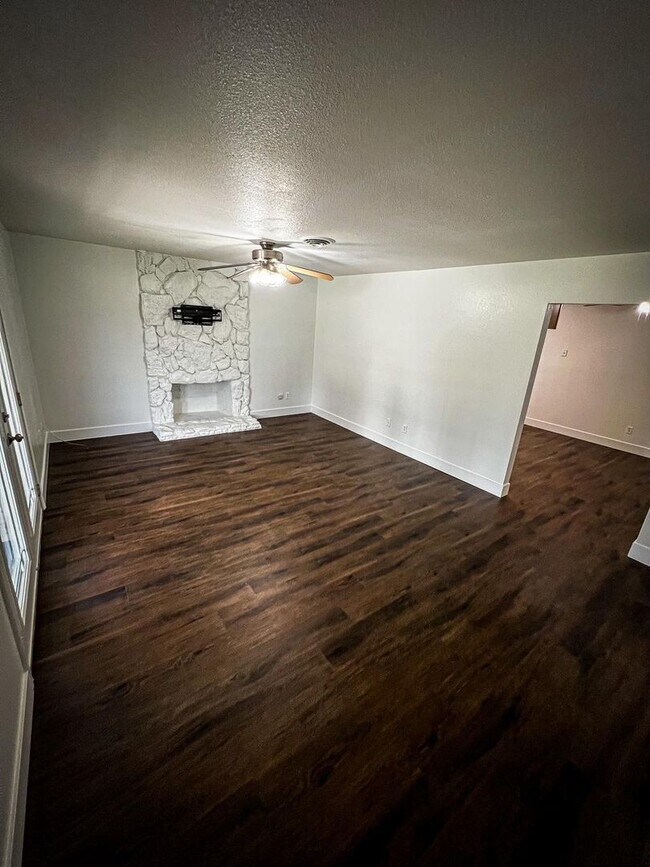 Building Photo - 3 bedroom 2 bath house AVAILABLE NOW!