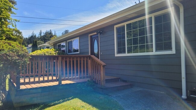 Building Photo - Family Home in Desirable Neighborhood!