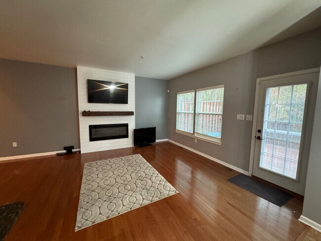 Foto del edificio - Beautiful 3 Bedroom town-home in Haymaker Pointe