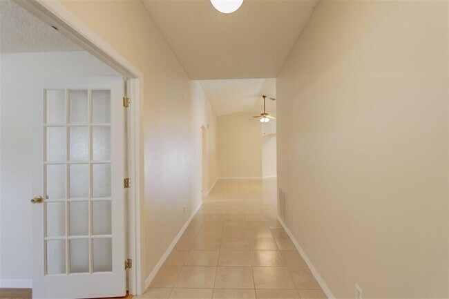 Foto del edificio - 2395 Bayhill Dr