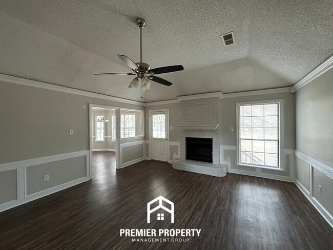 Foto del edificio - Spacious 3BR Memphis Home with Vaulted Ceilings, Fireplace, Deck & 2-Car Garage