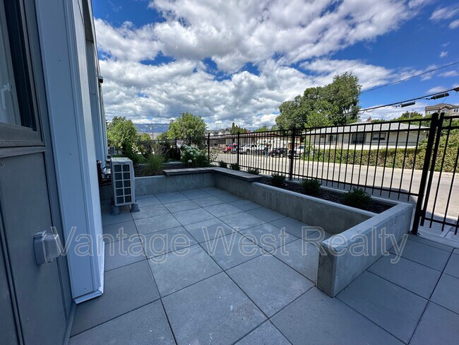 Building Photo - TH3-1381 Belaire Ave
