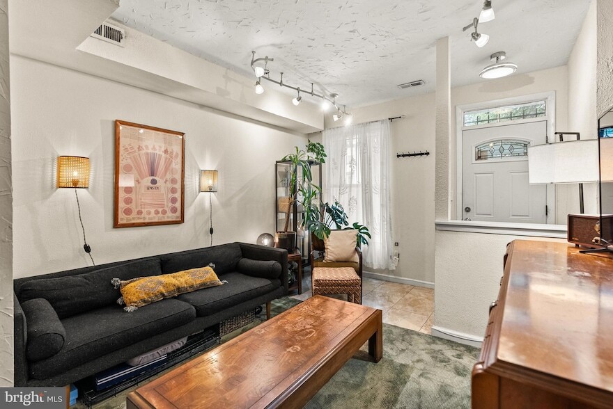 Photo - 1537 Marion St NW