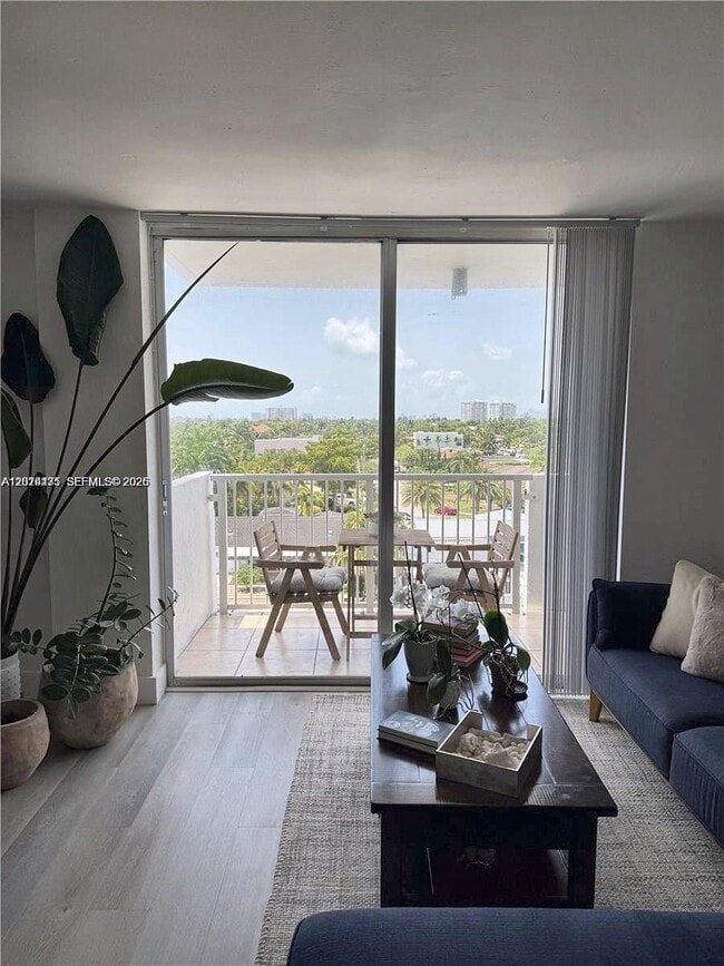 Foto del edificio - 2000 NE 135th St