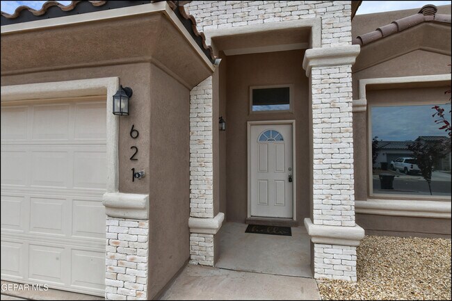 Foto del edificio - 621 Cedarwood Ave