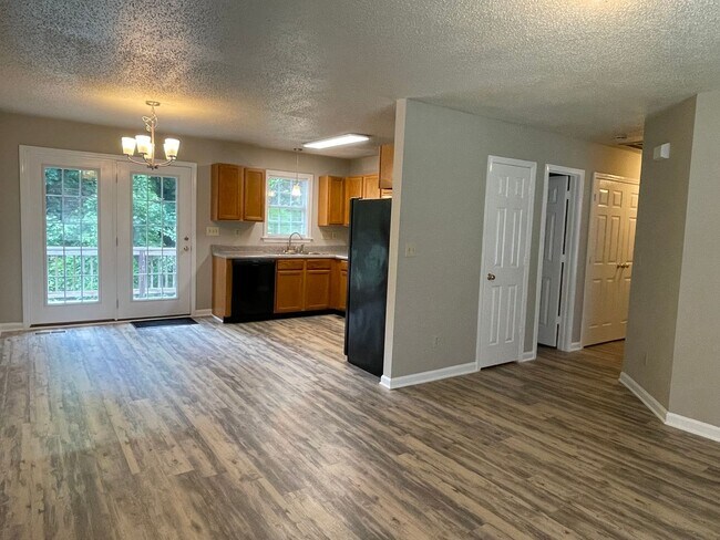 Foto del edificio - SW Updated Home - Wood Laminate Flooring, Front Porch & Deck!