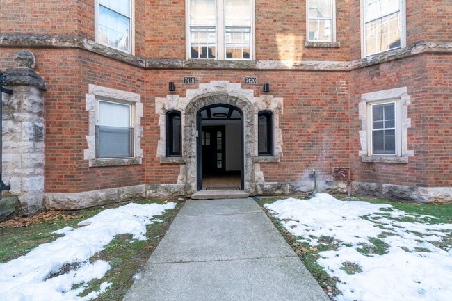 Building Photo - 7420 N Damen Ave