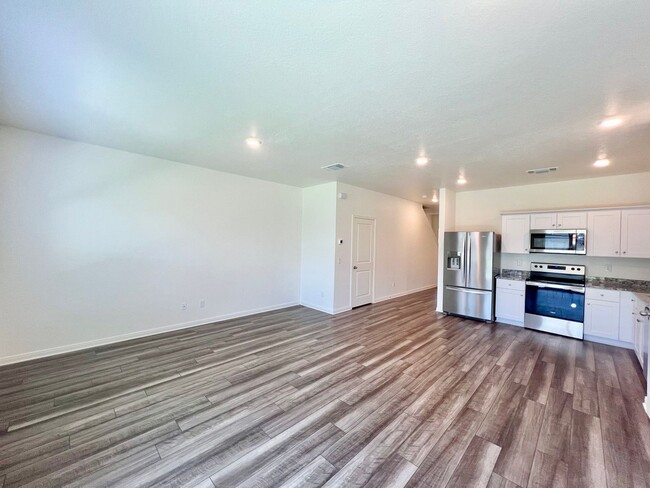 Building Photo - **APPLICATION RECEIVED** **MOVE-IN SPECIAL...