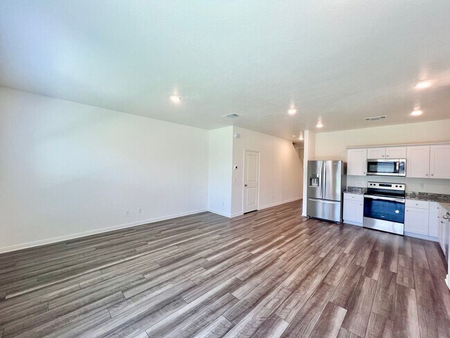Foto del edificio - **APPLICATION RECEIVED** **MOVE-IN SPECIAL...