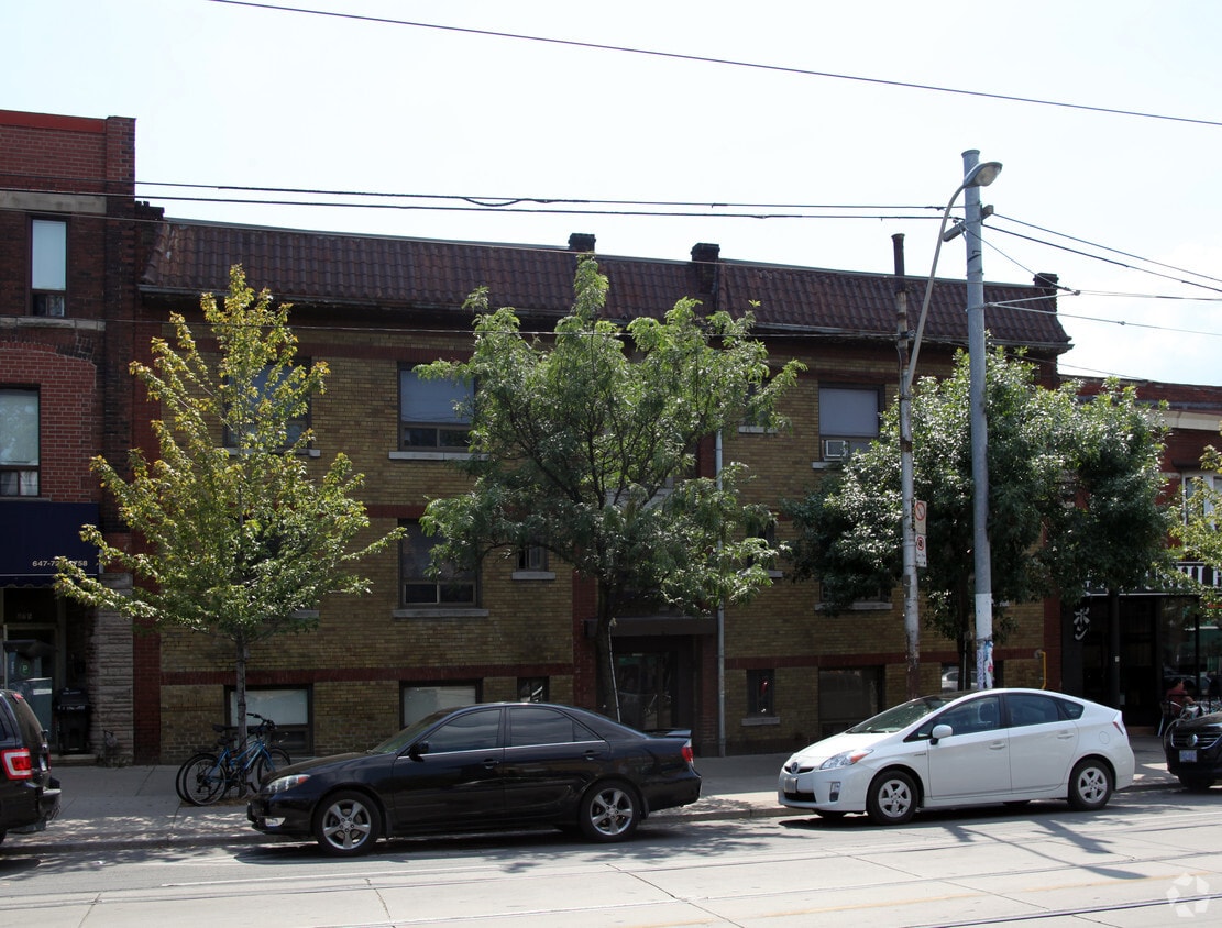Building Photo - 677 College St