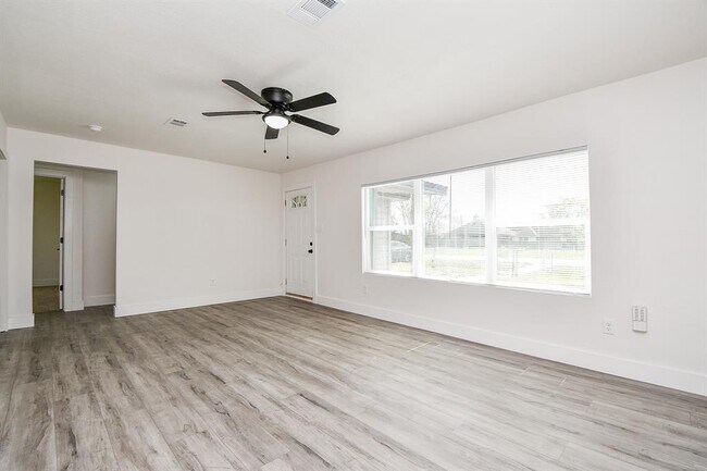 Foto del edificio - 4223 Elmwood St