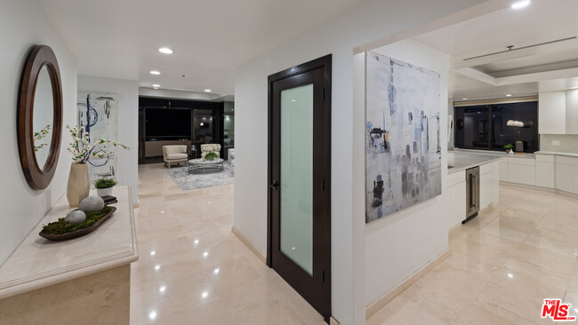 Building Photo - 10560 Wilshire Blvd