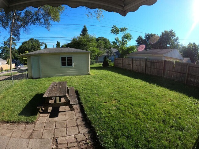 Foto del edificio - 2 bed 1 bath Royal Oak ranch