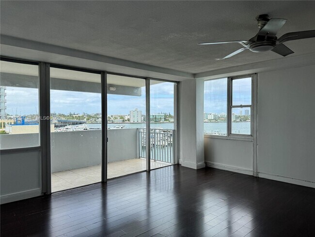 Foto del edificio - 7545 E Treasure Dr