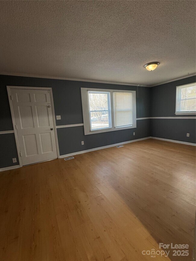 Foto del edificio - 153 Redwood Ln