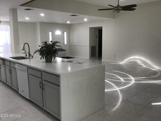 Foto del edificio - 6830 N 72nd Pl