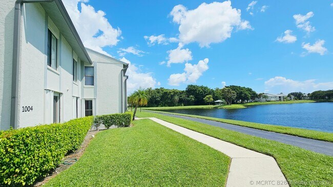 Foto del edificio - 1004 Green Pine Blvd