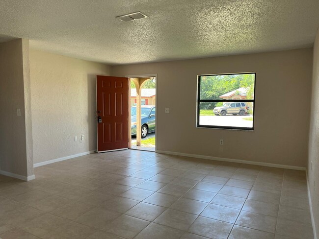Building Photo - 495 Las Palmas Cir