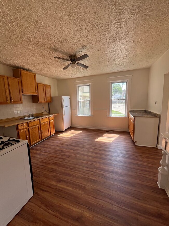 Building Photo - 2 bed 1 bath located right off Brady St