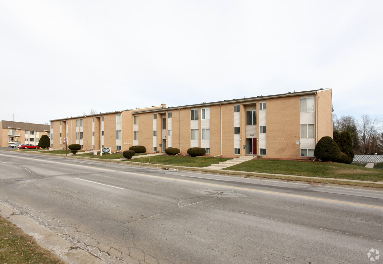 Primary Photo - Golfview Manor Apartments
