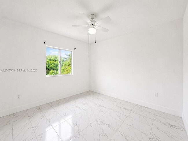 Building Photo - 841 SW 6th St