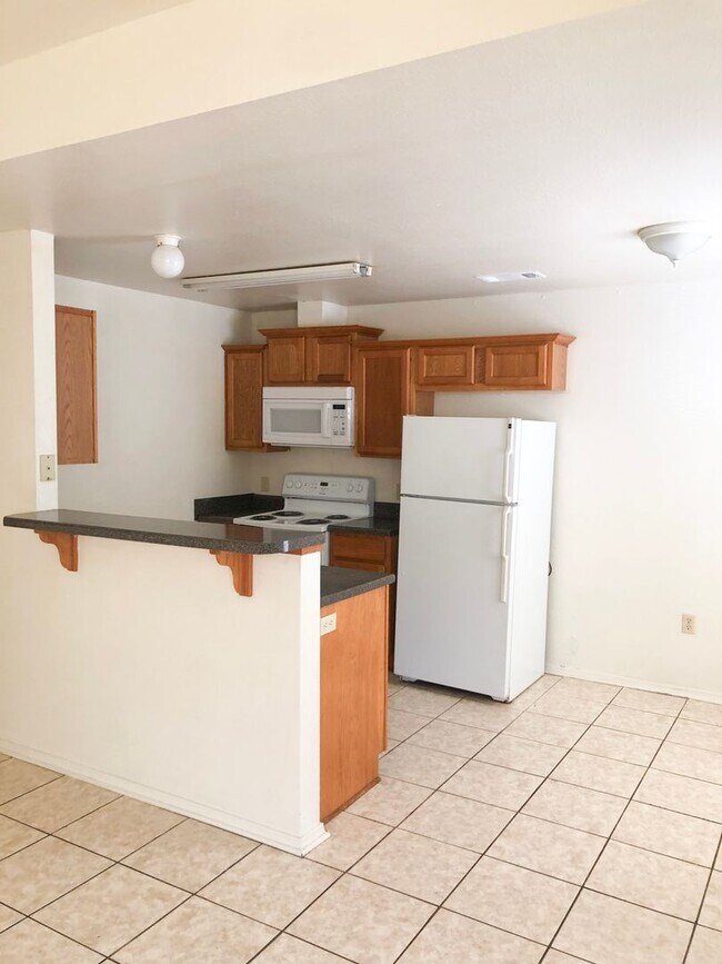 Building Photo - Cozy 3B/2B Duplex!