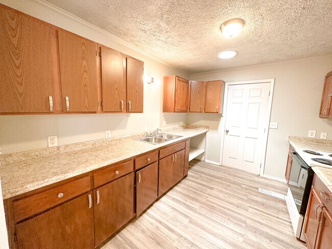 Building Photo - 3 Bed / 1 Bath - LARGE Workshop!