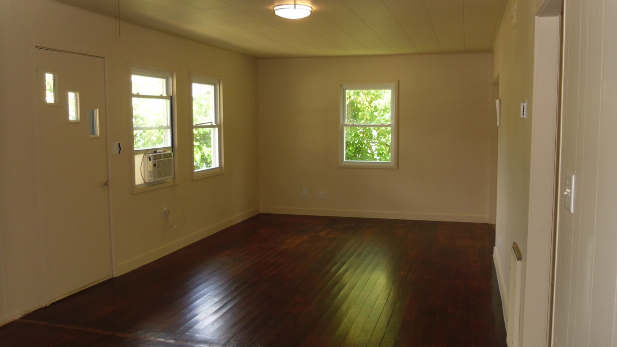 Main living area - 127 Melrose Ct