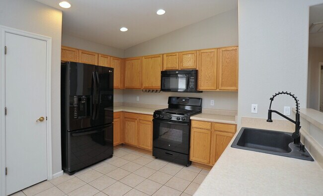 Foto del edificio - Large 1/4 Acre Lot w/NO CARPET