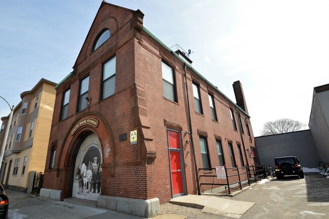 Building Photo - 444 Western Ave