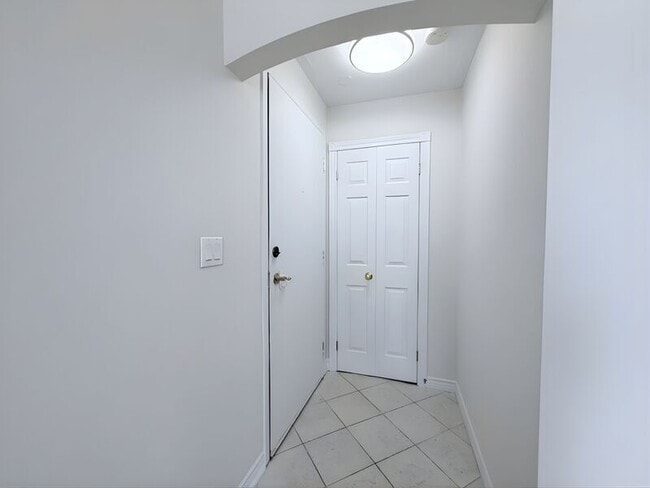 Building Photo - 6 Caithness St W