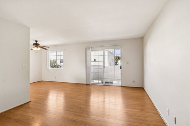 Foto del edificio - 700 E Cedar Ave