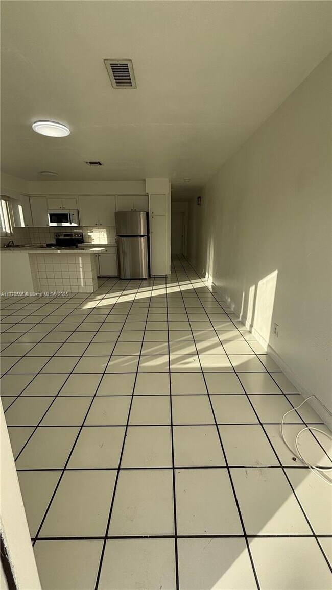 Building Photo - 2 bedroom in Hallandale FL 33009