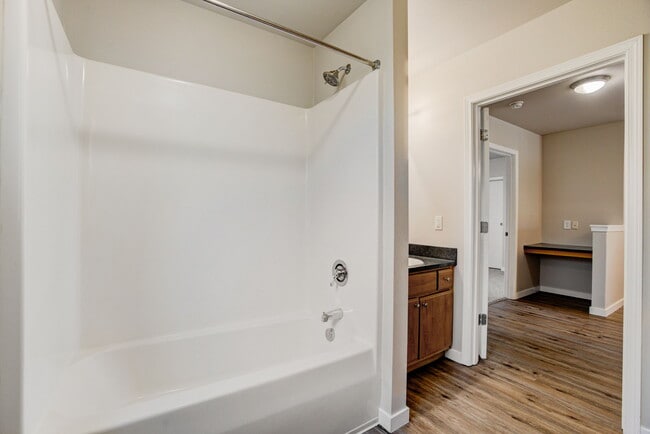 Building Photo - Legacy Oaks Apartments