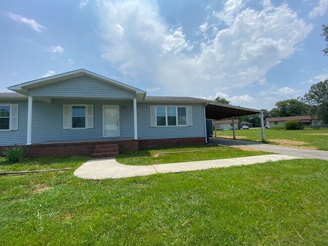 Building Photo - 3 Bedroom 2 Bath Available Now