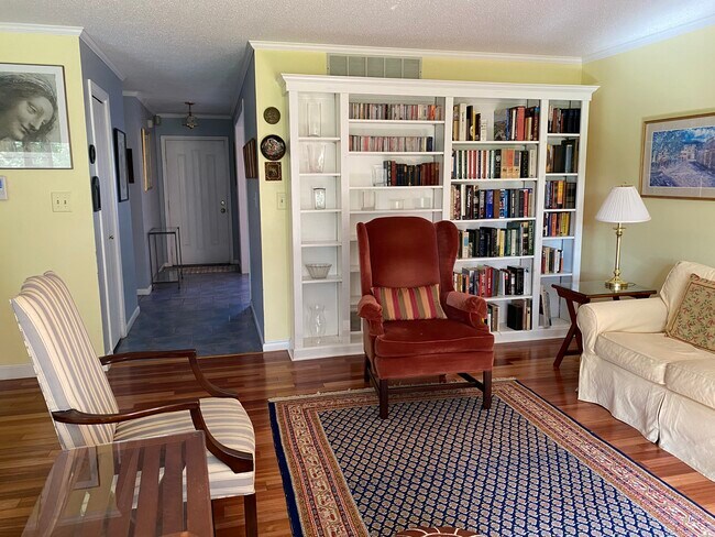 Building Photo - 6 Pond Dr W