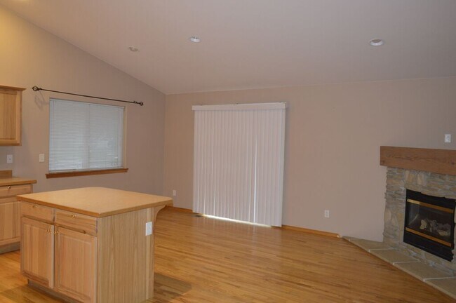 Building Photo - A Rare Gem! One Level, 3 bedroom, Home in ...
