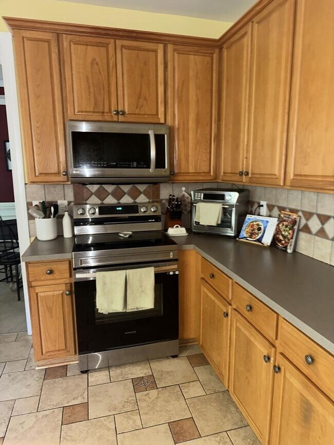 Building Photo - Charming Single Family Home. 4 bedroom 2.5...