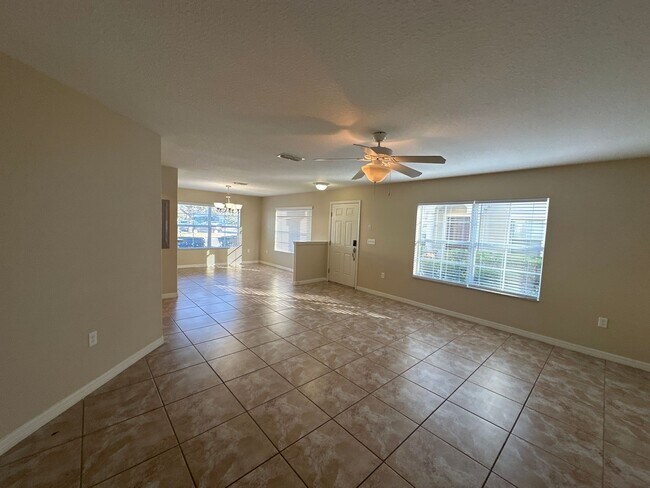 Building Photo - Spacious 2 story Townhome