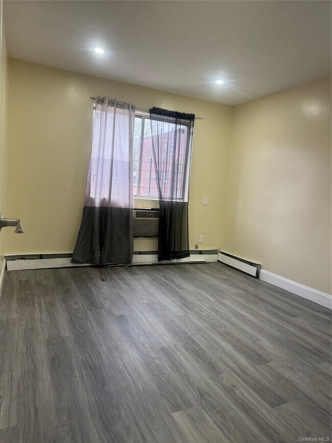 Foto del edificio - 917 E 82nd St